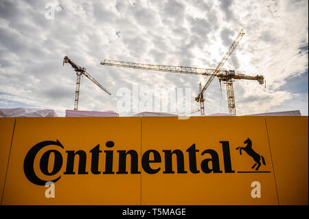 Hannover, Germania. 26 apr, 2019. Gru edili sono in piedi presso il cantiere per la costruzione della nuova sede del fornitore automobilistico e il produttore di pneumatici Continental. Continental devono riferire ai suoi azionisti il 26 aprile 2019. Credito: Christophe Gateau/dpa/Alamy Live News Foto Stock