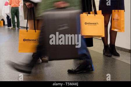 Hannover, Germania. 26 apr, 2019. I dipendenti distribuiscono sacchi con la relazione annuale in Hannover Congress Centrum (HCC) prima dell'inizio dell'Assemblea Annuale degli Azionisti di Continental AG. Credito: Julian Stratenschulte/dpa/Alamy Live News Foto Stock