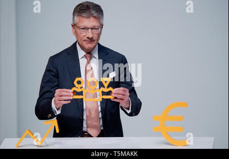 Hannover, Germania. 26 apr, 2019. Elmar Degenhart, Presidente del Comitato Esecutivo di Continental AG, parla alla Riunione Generale Annuale di Continental AG ad Hannover Congress Centrum (HCC). Credito: Julian Stratenschulte/dpa/Alamy Live News Foto Stock