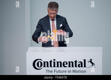 Hannover, Germania. 26 apr, 2019. Elmar Degenhart, Presidente del Comitato Esecutivo, parla al Continental AG incontro generale annuale presso il Centro Congressi di Hannover (HCC). Credito: Julian Stratenschulte/dpa/Alamy Live News Foto Stock