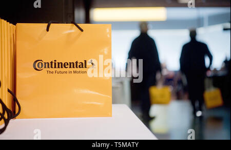 Hannover, Germania. 26 apr, 2019. Sacchetti contenenti la relazione annuale sono pronti per l'inizio dell'Assemblea Annuale degli Azionisti di Continental AG ad Hannover Congress Centrum (HCC) Credito: Julian Stratenschulte/dpa/Alamy Live News Foto Stock