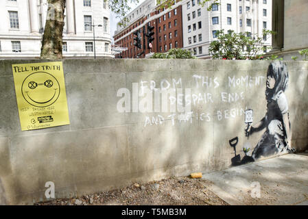 Marble Arch, Londra, Regno Unito. 26 apr, 2019. Il 'Banksy' graffiti a Marble Arch, dopo l'estinzione della ribellione manifestanti hanno lasciato. Credito: Matteo Chattle/Alamy Live News Foto Stock