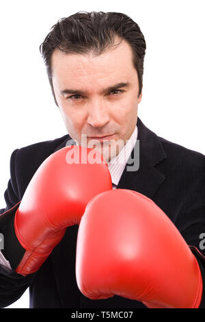 Giovane imprenditore con red guantoni da pugilato su sfondo bianco Foto Stock