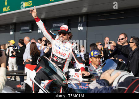 Fernando Alonso e Kamui Kobayashi celebrare la vittoria con le loro auto in pit lane, WEC 6 Ore di Silverstone, 2018 Foto Stock