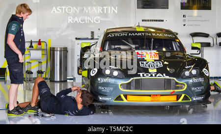 Aston Martin Racing Aston Martin Vantage essendo preparato per corse da meccanici in pit lane garage. WEC 6 Ore di Silverstone, 2018 Foto Stock