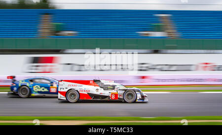 Una Toyota LMP1 Hybrid passa una Aston Martin durante il WEC 6 Ore di Silverstone 2018 Foto Stock