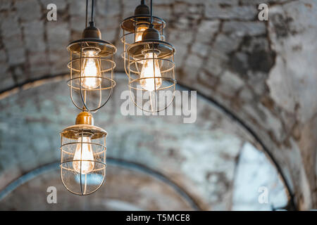 Close up di antiche lampadine di luci sul soffitto di pietra. Spia della tenuta in caldo. Foto Stock