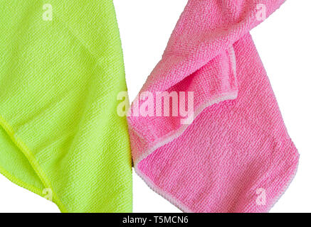 Panni in microfibra isolati su sfondo bianco, strumenti per la pulizia e la pulizia. Il concetto di pulizia di primavera, piatto laici. Foto Stock