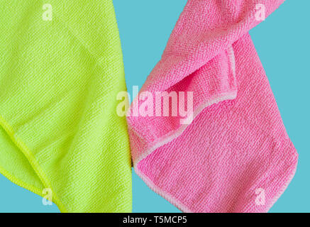 Panni in microfibra isolato su sfondo blu, strumenti per la pulizia e la pulizia. Il concetto di pulizia di primavera, piatto laici. Foto Stock