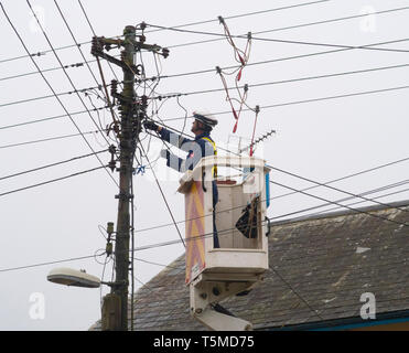 Lavoratori per Western Power Distribution lavorando per sostituire pali telefonici e cavi di energia elettrica a Sidmouth, nel Devon, Regno Unito Foto Stock