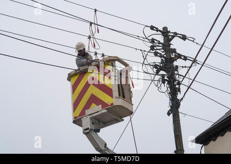 Lavoratori per Western Power Distribution lavorando per sostituire pali telefonici e cavi di energia elettrica a Sidmouth, nel Devon, Regno Unito Foto Stock