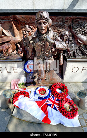 Londra, Inghilterra, Regno Unito. Battle of Britain memorial (2005: Paolo giorno) Victoria Embankment. Dettaglio - i piloti in esecuzione. Ghirlande e bandiere di cui al suolo Foto Stock