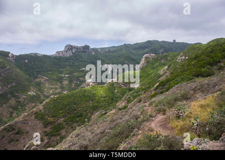 Strada da Chamorga al Roque Bermejo, massiccio di Anaga, Tenerife, Isole canarie, Spagna. Foto Stock