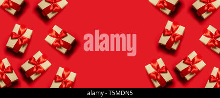 Composizione di confezioni regalo legati con nastri rossi, copia dello spazio. Foto Stock