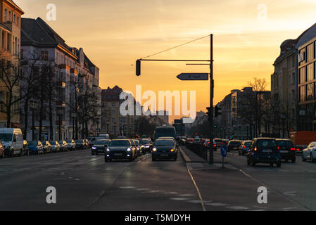Berlino, Germania. Febbraio 19, 2019. Mattina a Berlino. Vista della città di la strada con le automobili. Cartello stradale con l'aeroporto di Tegel. Foto Stock