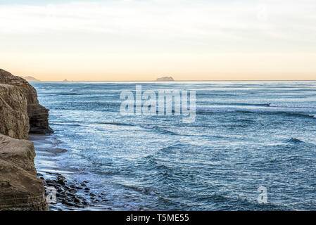 Sunrise costiera a Sunset Cliffs parco naturale. San Diego, CA. Foto Stock