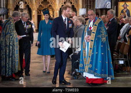 Il Duca di Sussex e la Duchessa di Cambridge frequentare l'Anzac Day Service di commemorazione e di ringraziamento presso l'Abbazia di Westminster, Londra. Foto Stock