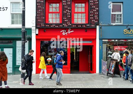 Il Ray Ban colorato negozio di fronte a Camden High Street North London Inghilterra England Regno Unito Foto Stock