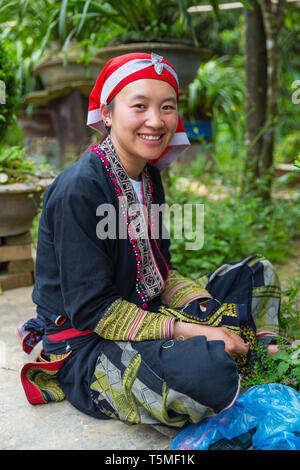 Giovane donna di Red Dzao minoranza etnica Popolo di Sapa, il Vietnam Asia Foto Stock