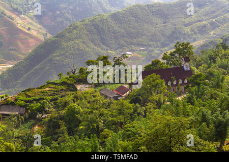 School House seduti sulla cima della montagna nelle zone rurali a Sapa, il Vietnam Asia Foto Stock