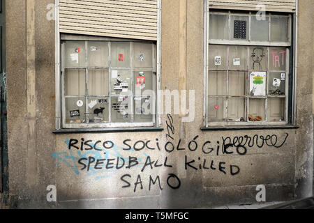 Speedball droga cocaina graffiti sulle pareti e finestre vecchio edificio nel quartiere alla moda di Miguel Bombarda galleria d'arte street nel Porto Oporto portogallo KATHY DEWITT Foto Stock