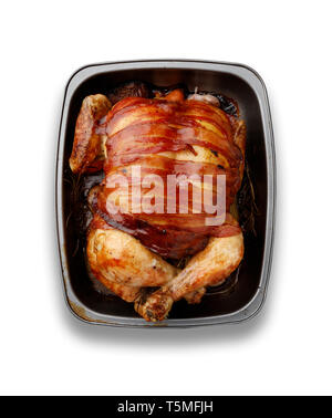 Isolato colpo di pollo arrosto in un rasting stagno su uno sfondo bianco con un'ombra Foto Stock