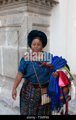 Lo stile di vita del Guatemala; donna guatemalteca vendita di merci e prodotti tessili sulla strada, Antigua Guatemala America Centrale - Esempio di America Latina cultura Foto Stock