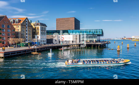 Un canal tour in barca di fronte al Royal Danish Playhouse, Copenhagen, Danimarca Foto Stock