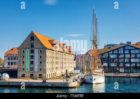 In legno antico veliero a Krøyers Plads, Copenhagen waterfront, Copenhagen, Danimarca Foto Stock