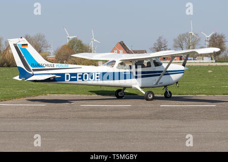Cessna 172 con registrazione D-EOJE di Flugschule Husum all aeroporto Heide-Büsum Foto Stock