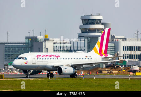 L'aeroporto internazionale di Düsseldorf, DUS, aeromobili Germanwings Airbus A319, sulla pista di rullaggio, del controllo del traffico aereo tower, edificio terminal, Foto Stock