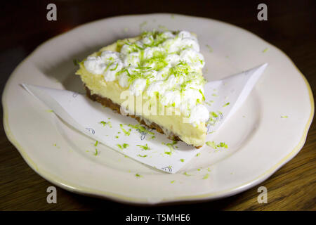 Key Lime Pie servita a Charleston, Carolina del Sud, Stati Uniti d'America. Il dessert è popolare è la Carolina del Sud. Foto Stock