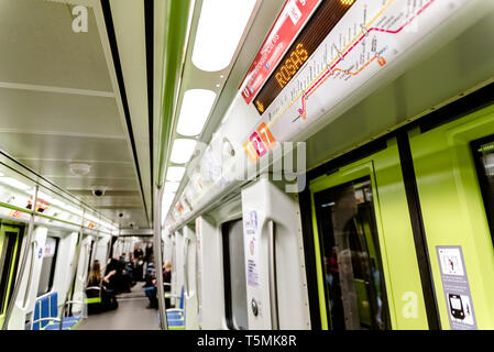 Valencia, Spagna - 13 Marzo 2019: interni di una vettura della metropolitana nella città di Valencia, linea aeroporto. Foto Stock