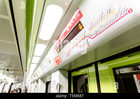 Valencia, Spagna - 13 Marzo 2019: interni di una vettura della metropolitana nella città di Valencia, linea aeroporto. Foto Stock