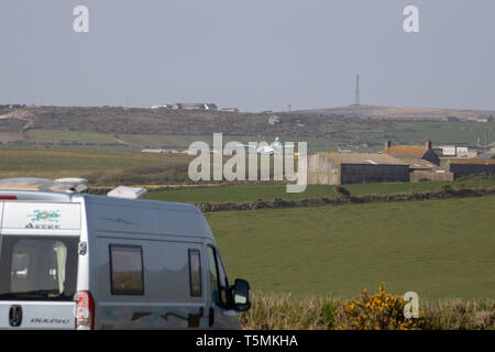 Piano in atterraggio a Lands End Airport su Sennan Cove, il campeggio e Caravan Club Foto Stock