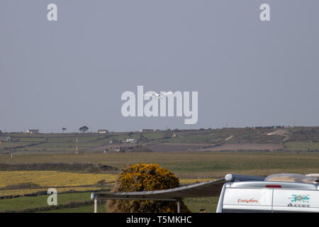 Piano in atterraggio a Lands End Airport su Sennan Cove, il campeggio e Caravan Club Foto Stock