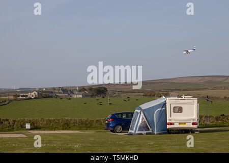 Piano in atterraggio a Lands End Airport su Sennan Cove, il campeggio e Caravan Club Foto Stock