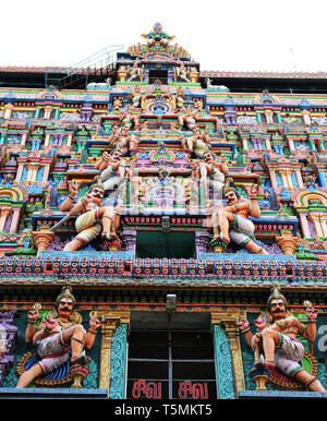 La colorata Thillai Natarajah tempio di Chidambaram, India. Foto Stock