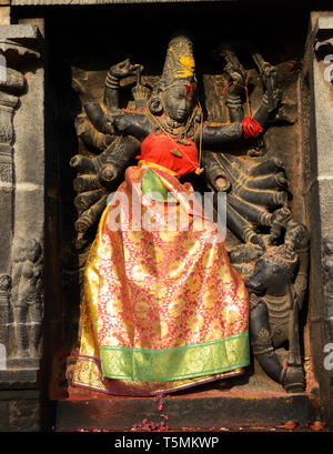 Un vecchio limitatrice del dio Shiva nella forma di ballare signore Natrajah nel Thillai Natarajah tempio di Chidambaram, India. Foto Stock