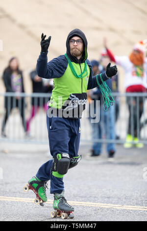 Louis, Missouri negli Stati Uniti d'America - 2 Marzo 2019: Bud Light Grand Parade, uomo pattinaggio all 7th street, gettando perle per gli spettatori Foto Stock