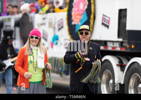 Louis, Missouri negli Stati Uniti d'America - 2 Marzo 2019: Bud Light Grand Parade, l uomo e la donna che cammina verso il basso settima strada gettando perle per gli spettatori Foto Stock