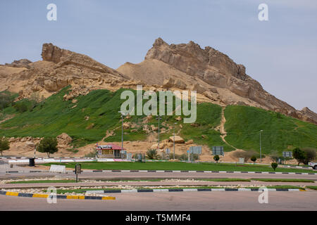 'Al Ain, Abu Dhabi/Emirati Arabi Uniti - 4/4/2019: vista dal verde parco Mubazzarah ad Al Ain, Emirati arabi uniti". Foto Stock