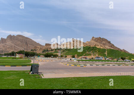 'Al Ain, Abu Dhabi/Emirati Arabi Uniti - 4/4/2019: vista dal verde parco Mubazzarah ad Al Ain, Emirati arabi uniti". Foto Stock