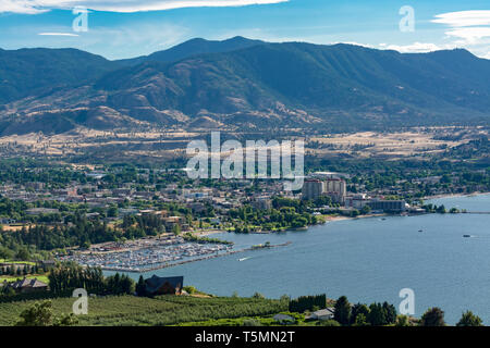 Magnifica vista sul lago Okanagan e valle con le nuvole alte nel cielo. Foto Stock