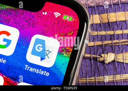 Sankt-Petersburg, Russia, febbraio 17, 2019: Google Translate icona applicazione su Apple iPhone schermo X close-up. Google Translate icona. Google Transl Foto Stock