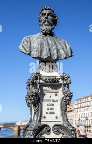 Benvenuto Cellini italiano famoso pittore e scultore e orafo, statua di lui sul Ponte Vecchio a Firenze,Toscana,Italia Foto Stock