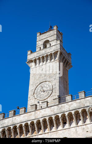 Il palazzo comunale con la torre e orologio nella piazza principale, Piazza Grande, della storica cittadina collinare Montepulciano,Toscana,Italia Foto Stock