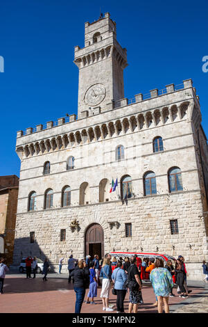 Il palazzo comunale con la torre e orologio nella piazza principale, Piazza Grande, della storica cittadina collinare Montepulciano,Toscana,Italia Foto Stock