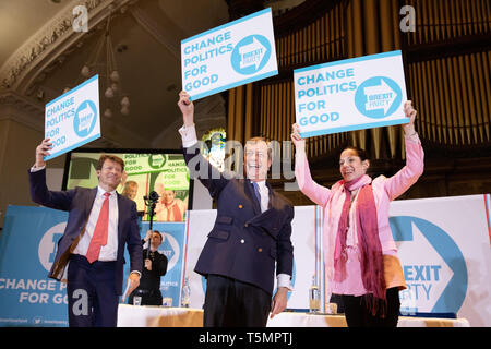 Partito Brexit Rally svoltasi a Albert Hall Conference Centre, Nottingham. Nigel Farage unite da Annunziata Rees-Mogg, Richard Tice. Foto Stock