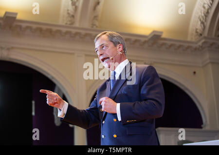 Nigel Farage parlando al partito Brexit Rally svoltasi a Albert Hall Conference Centre, Nottingham. Foto Stock